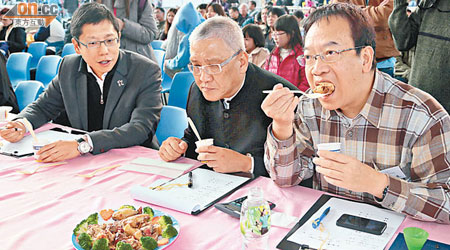 黃傑龍（左起）、陳國民與黃家和同為烹飪比賽擔任評判，三人認真試味。（徐家浩攝）