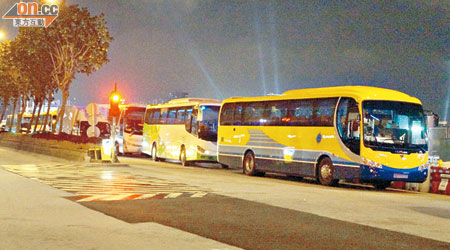 博覽道東每晚均泊滿旅遊巴，被指對其他道路使用者構成嚴重影響。