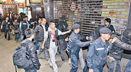 警方在彌敦道一酒吧拘捕多名男女。（吳建明攝）