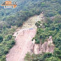 灣仔寶雲道山坡美化前，混凝土護面與四周景致明顯不協調。