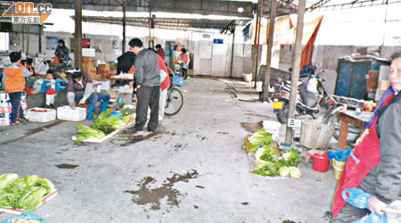 番禺金山村菜市場受毒菜事件影響，生意冷清。