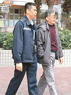 涉與子打架的父親由警員帶署調查。（吳遠輝攝）