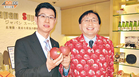 有「蘋果縣長」之稱嘅三村申吾（右），專程到香港推介當地物產，左為袁振寧。（余素月攝）