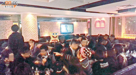 尖沙咀一間樓上酒吧在平安夜全場爆滿。