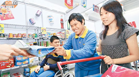 海倫（左）和清茹（中）在張佩賢老師（右）帶領下，到模擬超市學習購買食物。
