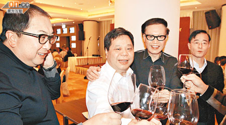 王庭聰（左二）當選港區人大代表，老友杜振源（右二）及鄧慶治（左一）齊飲杯祝賀。（葉華英攝）