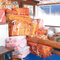 小房間內堆放的救生衣都用膠袋包裹及綁緊。