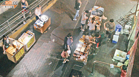 良景邨一帶空地每晚都有小販開檔賣熟食。 （資料圖片）