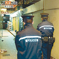 警員昨晚加強在良景邨街市一帶巡邏。 （文健雄攝）