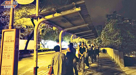 大批市民於凌晨時分於N42A線站頭候車。(讀者提供)