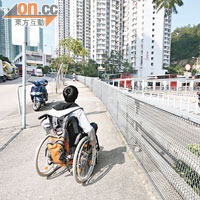 輪椅使用者要來往屋邨及巴士站必須克服長命斜。