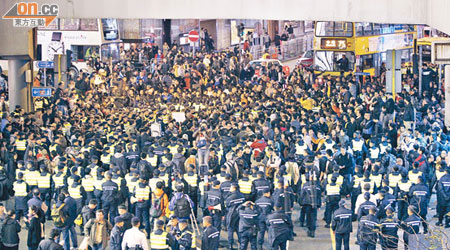午夜前有近百人在畢打街與德輔道中集結，大批警員將他們重重包圍。