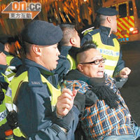 示威者「快必」譚得志遭警方帶上警車離開。