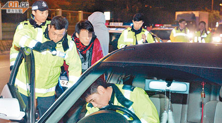 警員押同被捕司機（左三）搜查私家車。（張曉楠攝）