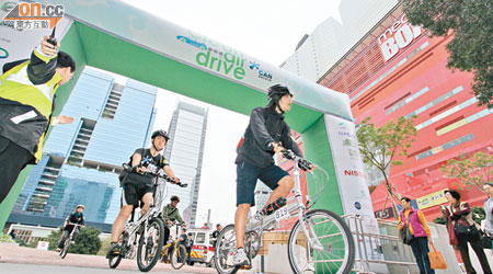 近百名單車健兒為環保出力，在九龍灣零碳天地浩浩蕩蕩出發！（關萬亨攝）