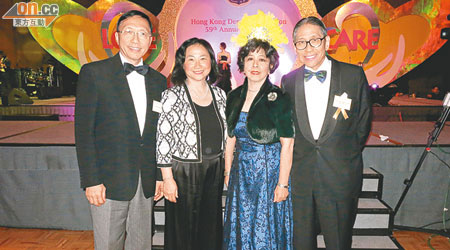 梁智鴻（右一）「升呢」做香港牙醫學會「榮譽會員」，太太（右二）及前恒生女大班梁高美懿夫婦（左一及二）齊送上祝賀。（嚴少阡攝）