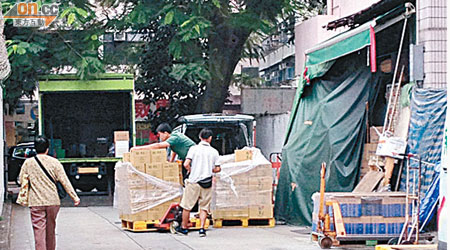 銅鑼灣道大廈橫巷疑有僭建貨倉，行人幾乎前無去路。