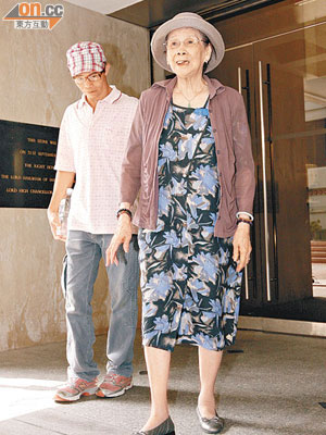 梅媽（右）昨在庭上索錢被拒，憤而向遺產執行人的律師掟鞋。（資料圖片）