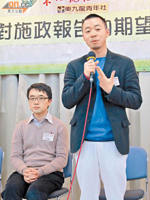 陳岳鵬（右）同施俊輝（左）孖咇落區出席組織活動，聽取學生對施政報告嘅意見。（郭曉樂攝）