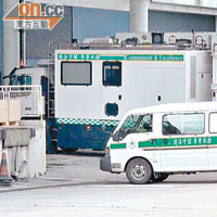 海關人員在屯門內河碼頭抽查貨櫃，檢獲大批武器。（戴展邦攝）