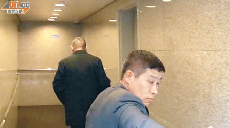 劉鑾雄急步走進大廈，並無回應記者的提問。