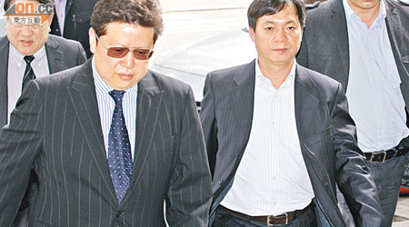 雅居樂地產主席陳卓林（右二），昨由多名大漢陪同到庭應訊。（陸智豪攝）