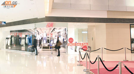 揭發有店員利用退款漏洞行騙的H&M圓方分店。（馮戈攝）