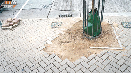 漁灣邨郵局對出行人路地面損毀多時，地磚僅被放置一旁，一直未作維修。