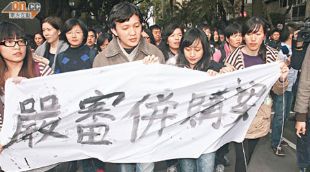 反媒體壟斷法案未能通過，學生團體昨日闖進立法院抗議。（駐台記者張孝義攝）