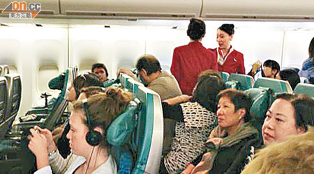 逾三百名乘客滯留機艙內呆等。（讀者提供）