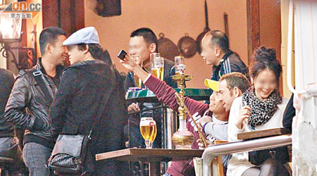 簡永輝與外籍男友人夜蒲蘭桂坊酒吧食水煙，期間玩自拍。