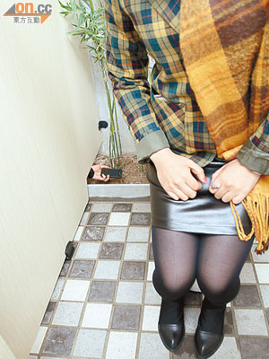 偷窺狂只要在隙縫伸出智能手機，便可拍下毗鄰女廁格的一舉一動。（設計圖片）