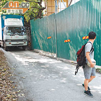 足球場附近的村路狹窄，車輛駛過時市民難以躲避。