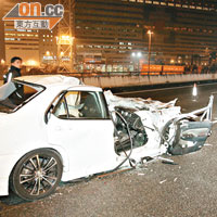 本田辣車車頭盡毀，而工程車則被其撞飛至五十米開外翻側（圖右）。