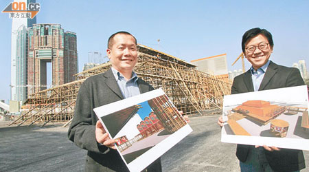 林偉而（右）稱，戲棚除保留了傳統搭棚技術，亦糅合中國建築元素。