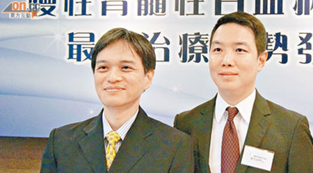 王紹明（左）稱「達沙替尼」去年獲醫管局及港醫生採用作一線治療，亦納入安全網。右為廖崇瑜。（倪敏燕攝）