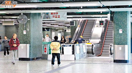 港鐵柴灣站扶手電梯維修多時仍未竣工，被指對乘客造成不便。