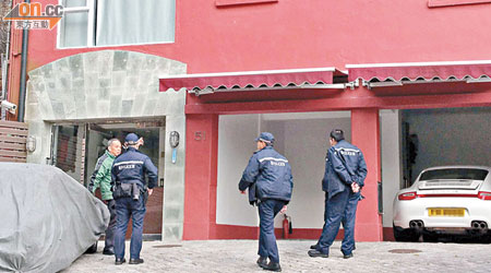 警員在白加道發生爆竊案大廈調查。（馬竟峰攝）