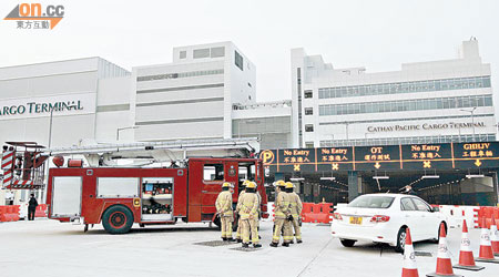 消防員趕抵發生火警貨運站撲救。（王命源攝）