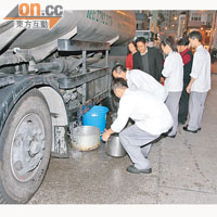 太古廣場三座安排兩部水車供應淡水。