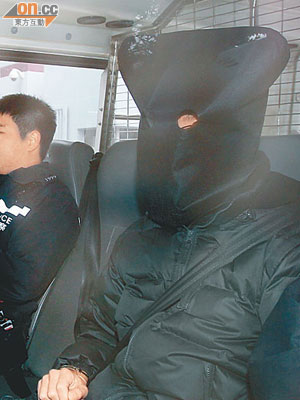 警方押解其中一名被告黎俊文到觀塘法院提堂。（陳德賢攝）