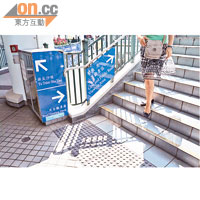 碼頭升降機與梯間均有標誌指示市民前往公眾觀景區。