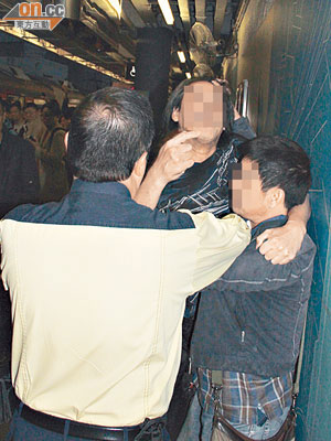 兩男子於月台爭執，職員趕至調解。（羅婉君攝）