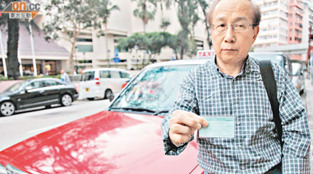 王先生獲重發准許駕駛的士的駕駛執照後，即重新當上的士司機，未料竟又失業告終。