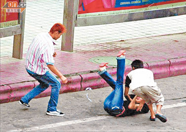 東莞屢生街頭搶劫案，圖為早前有在巴士站等車的單身女士被匪徒當街推跌搶劫。