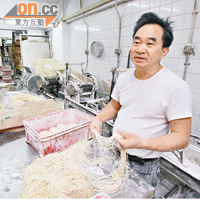 本港粉麵製造廠負責人馮新估計，內地製麵商為了延長食用限期，才添加防腐劑。