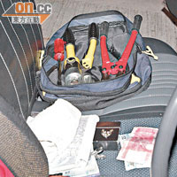 警方在的士前座檢獲一袋爆竊工具。