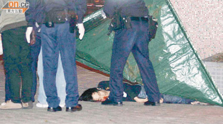 跳樓青年當場死亡，警員用帳篷蓋着屍體調查。（左蘭慶攝）