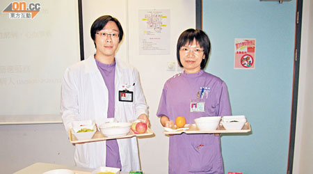 黃志恩（右）稱，醫院為病人提供的膳食，每餐熱量一般五百卡路里，營養不良病人每餐的熱量達七百卡路里。
