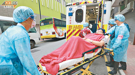 救護人員將一名需要檢疫的護老院院友送上救護車。